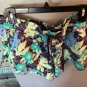 Columbia Ladies shorts, size Large
